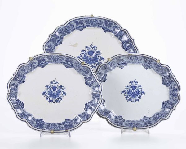 Tre piatti. Faenza, Manifattura Ferniani, prima met del XVIII secolo  - Auction Ceramics | Cambi Time - Digital Auctions