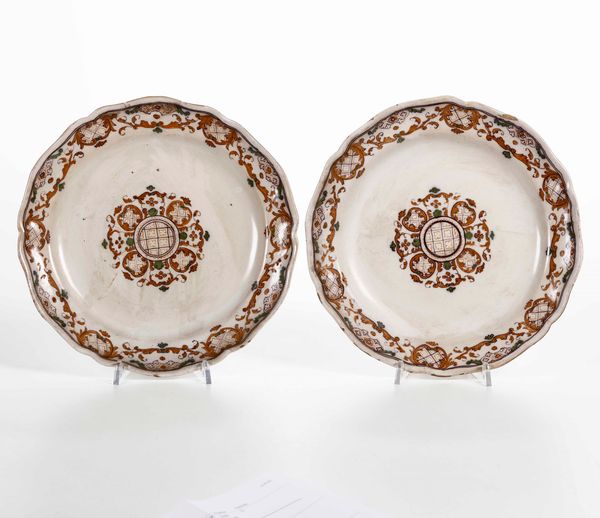 Coppia di piatti Francia, Probabilmente Moustier, XVIII secolo  - Asta Ceramiche | Cambi Time - Digital Auctions