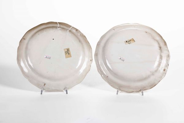 Coppia di piatti Francia, Probabilmente Moustier, XVIII secolo  - Asta Ceramiche | Cambi Time - Digital Auctions