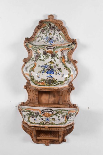 Fontana da parete con supporto in legno. Manifattura italiana o francese del XX secolo  - Auction Ceramics | Cambi Time - Digital Auctions