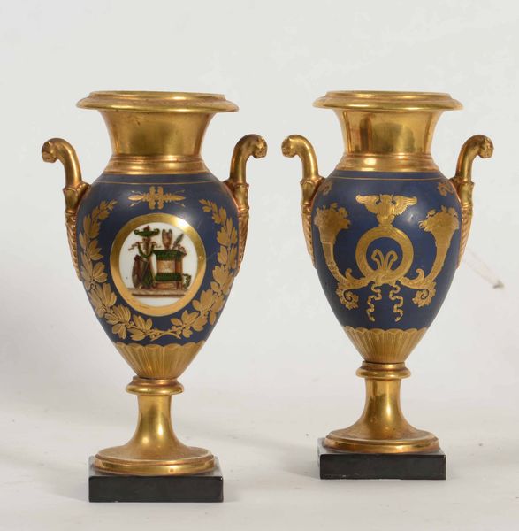 Coppia di vasi. Probabilmente Parigi, 1830 circa  - Auction Ceramics | Cambi Time - Digital Auctions