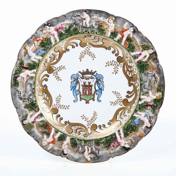 Piatto da parata con stemma nobiliare. Napoli (?), inizio del XX secolo  - Auction Ceramics | Cambi Time - Digital Auctions