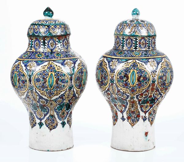 Coppia di vasi con coperchio. XX secolo  - Auction Ceramics | Cambi Time - Digital Auctions