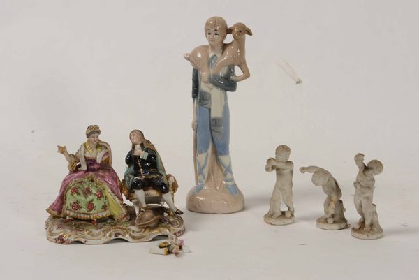 Tre piccole figurine di putti e una figurina di giovane pastore. Manifatture diverse, XIX e XX secolo  - Auction Ceramics | Cambi Time - Digital Auctions