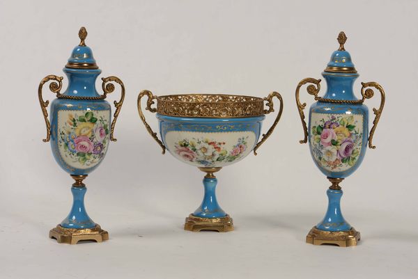 Trittico con due vasi e una coppa. Probabilmente Francia, prima met del XX secolo  - Auction Ceramics | Cambi Time - Digital Auctions