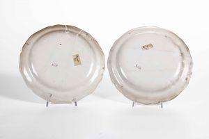 Coppia di piatti Francia, Probabilmente Moustier, XVIII secolo  - Auction Ceramics | Cambi Time - Digital Auctions