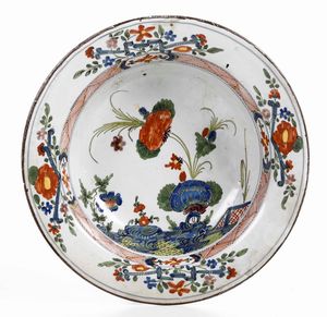 Piatto da impagliata. Faenza, Manifattura Ferniani, terzo quarto del XVIII secolo  - Auction Ceramics | Cambi Time - Digital Auctions