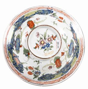 Piatto da impagliata. Faenza, Manifattura Ferniani, terzo quarto del XVIII secolo  - Auction Ceramics | Cambi Time - Digital Auctions