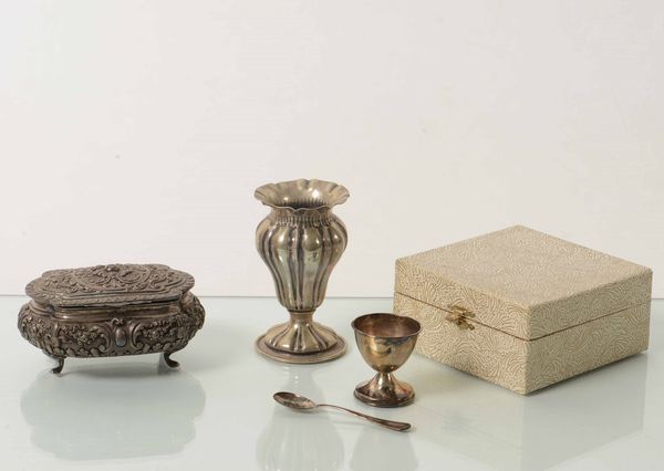 Lotto di tre oggetti in metallo argentato  - Auction Antiques | Cambi Time - Digital Auctions