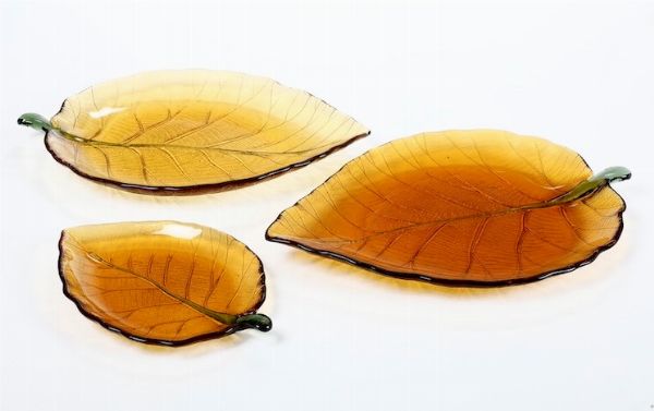 Due piatti grandi e un piatto piccolo in vetro con foglie  - Auction Antiques | Cambi Time - Digital Auctions