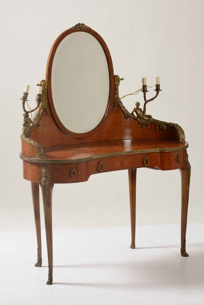 Toilette in radica di olmo con finiture in bronzo dorato. Francia, epoca Napoleone III, XIX secolo  - Auction Antiques | Cambi Time - Digital Auctions