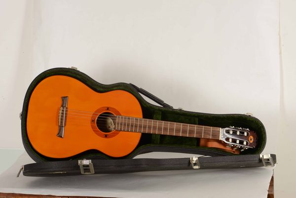 Chitarra classica in custodia  - Auction Antiques | Cambi Time - Digital Auctions