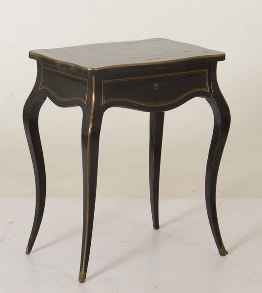 Tavolino con cassetto laccato nero con applicazioni di bronzo dorato  - Auction Antiques | Cambi Time - Digital Auctions