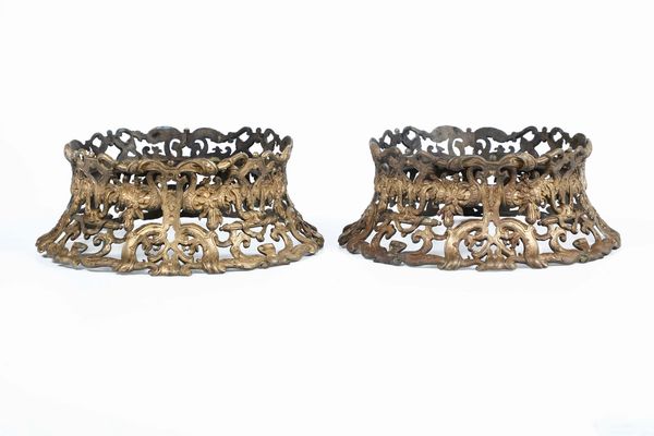 Due basi di vasi in bronzo dorato e traforato  - Auction Antiques | Cambi Time - Digital Auctions