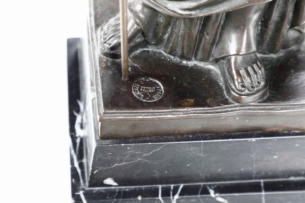 Figura di Dea in bronzo patinato. Fonditore francese del XX secolo  - Auction Antiques | Cambi Time - Digital Auctions