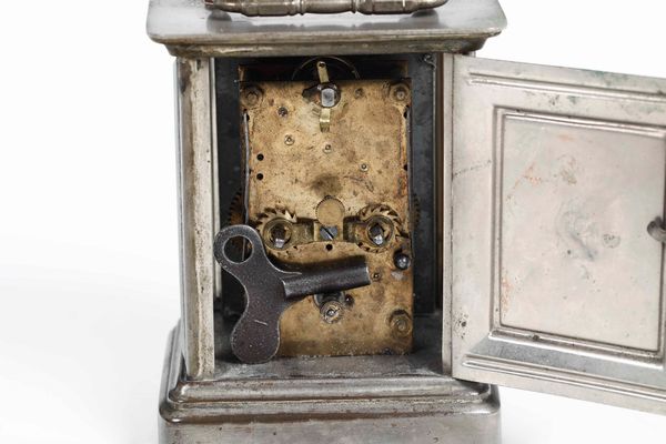 Orologio da comodino in argento o metallo con meccanismo a vista con chiave  - Auction Antiques | Cambi Time - Digital Auctions