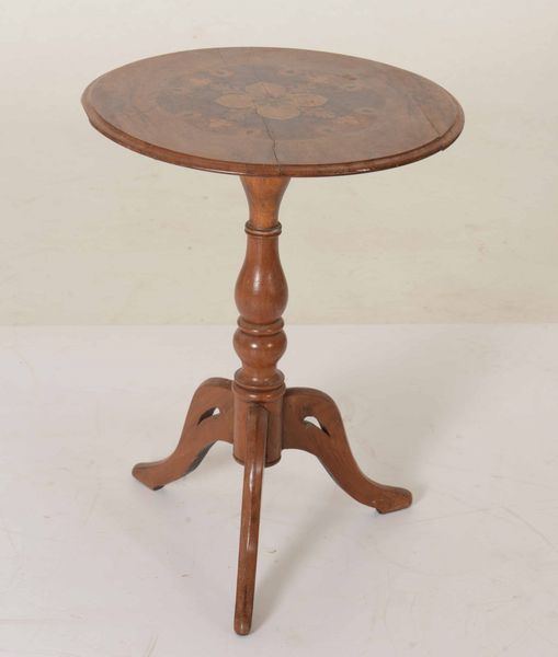 Tavolino dappoggio con piano intarsiato. XVIII-XIX secolo  - Auction Antiques | Cambi Time - Digital Auctions