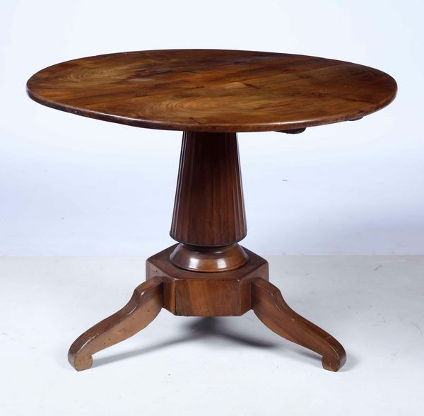 Tavolo circolare in legno intagliato, XX secolo  - Auction Antiques | Cambi Time - Digital Auctions