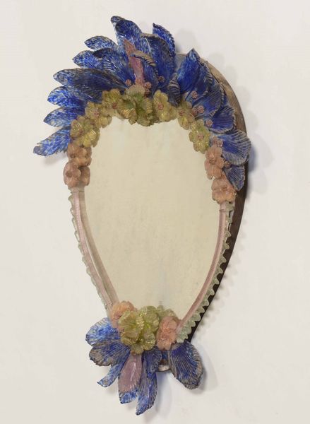 Specchiera in vetro policromo con applicazioni di foglie blu  - Auction Antiques | Cambi Time - Digital Auctions