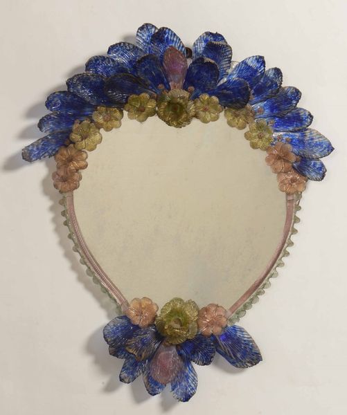 Specchiera in vetro policromo con applicazioni di foglie blu  - Asta Antiquariato | Cambi Time - Digital Auctions