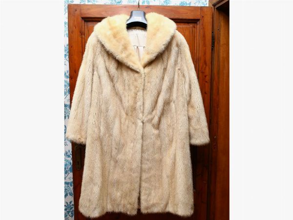 Cappotto in pelliccia di visione color miele  - Asta Stile toscano: curiosit da una residenza di campagna - Digital Auctions