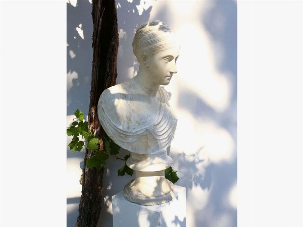 A classical female plaster bust  - Auction Tuscan style: curiosities from a country residence - Digital Auctions