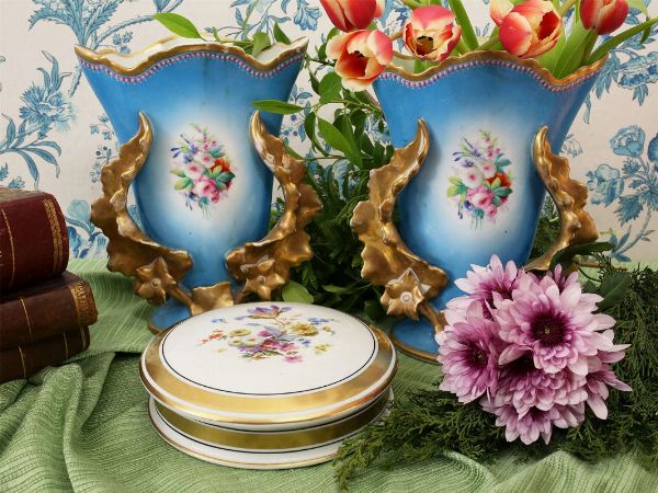 Coppia di vasi a tromba in porcellana turchese lumeggiata in oro  - Asta Stile toscano: curiosit da una residenza di campagna - Digital Auctions