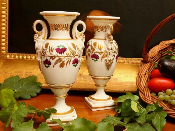 Coppia di piccoli vasi ad anfora in porcellana  - Asta Stile toscano: curiosit da una residenza di campagna - Digital Auctions