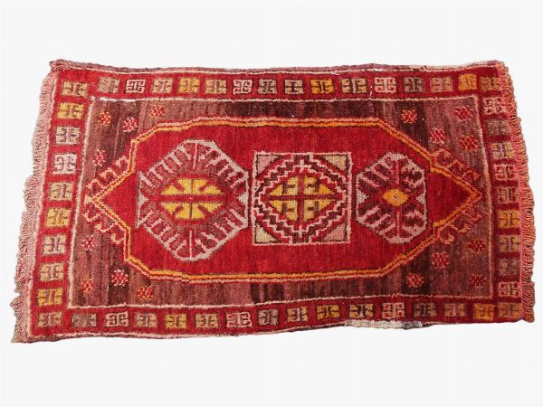 Three caucasic carpets  - Auction Tuscan style: curiosities from a country residence - Digital Auctions
