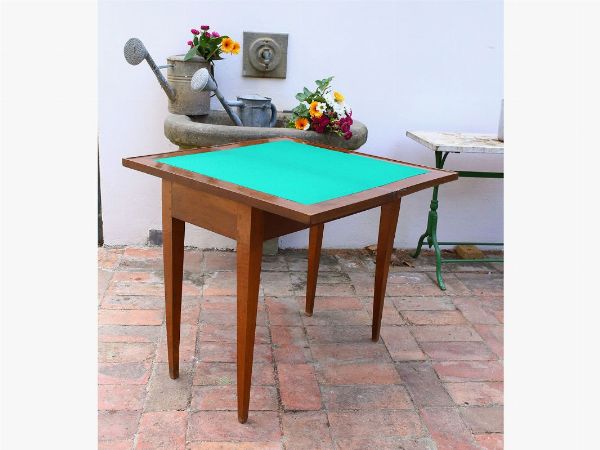A walnut game table  - Auction Tuscan style: curiosities from a country residence - Digital Auctions