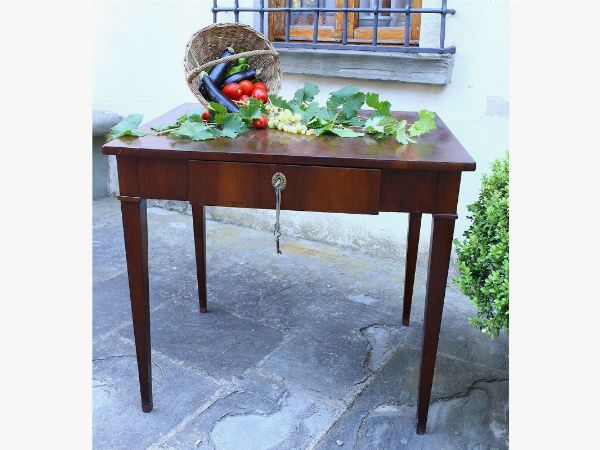 Tavolino scrittoio impiallacciato in piuma di noce  - Asta Stile toscano: curiosit da una residenza di campagna - Digital Auctions