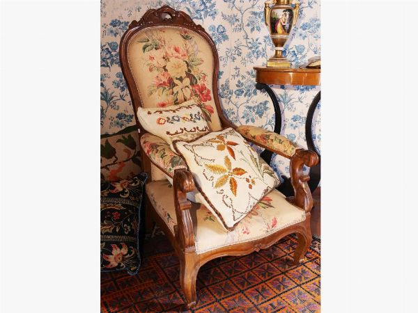 A walnut armchair  - Auction Tuscan style: curiosities from a country residence - Digital Auctions