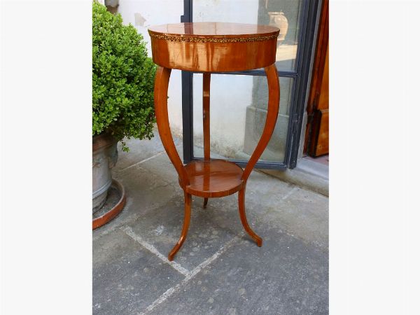 A cherrywood veneered small table  - Auction Tuscan style: curiosities from a country residence - Digital Auctions