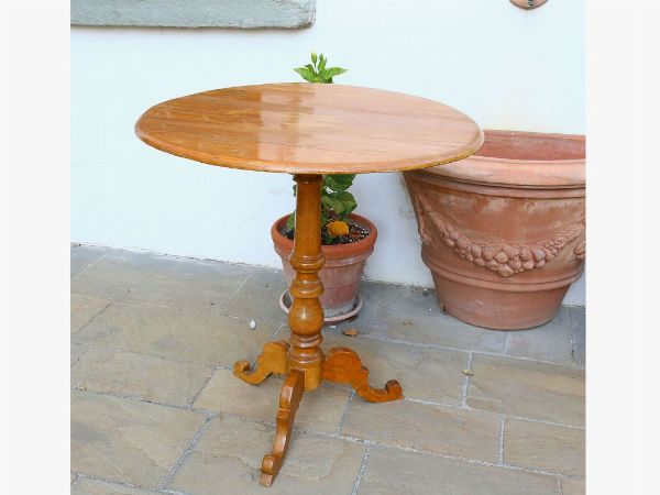 A cherrywood small table  - Auction Tuscan style: curiosities from a country residence - Digital Auctions