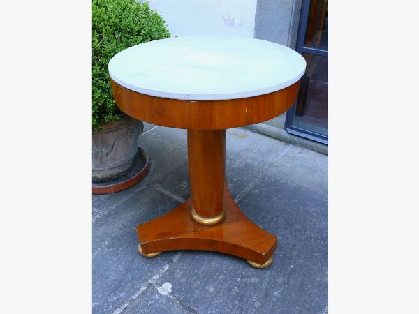 A pair of cherrywood veneered small tables  - Auction Tuscan style: curiosities from a country residence - Digital Auctions