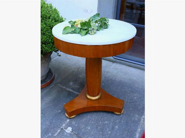 A pair of cherrywood veneered small tables  - Auction Tuscan style: curiosities from a country residence - Digital Auctions