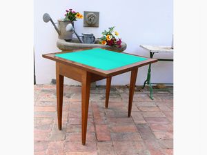 A walnut game table  - Auction Tuscan style: curiosities from a country residence - Digital Auctions