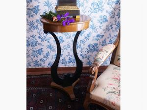 Tavolino a lira in noce e legno ebanizzato  - Asta Stile toscano: curiosit da una residenza di campagna - Digital Auctions