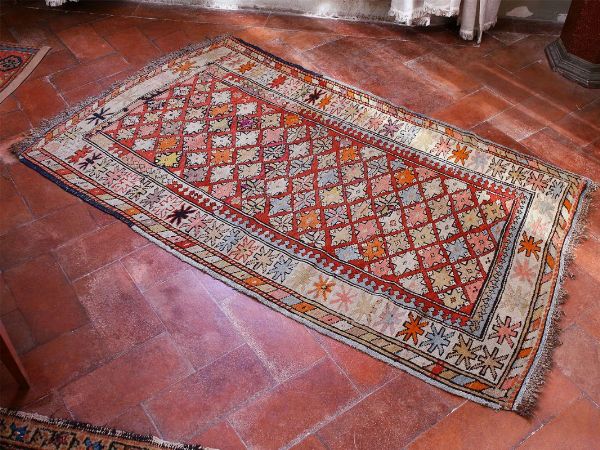 Due piccoli tappeti caucasici di vecchia manifattura  - Asta Arredi e Dipinti dall'antica Fattoria Franceschini, in parte provenienti da Villa I Pitti - Digital Auctions