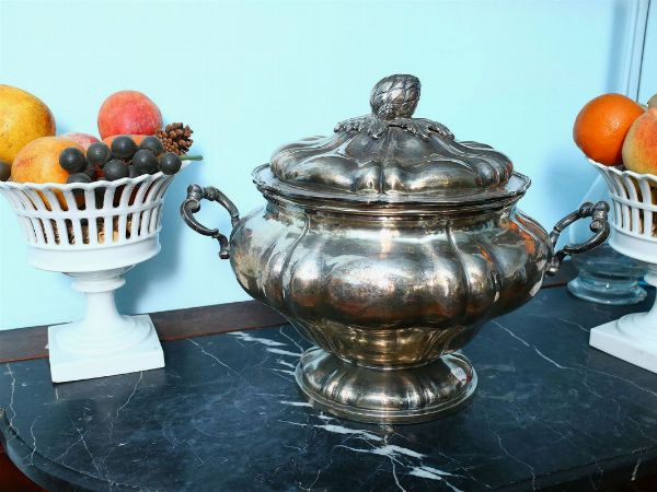 Large silver tureen, Miracoli  - Auction Furniture and Paintings from the Ancient Fattoria Franceschini, partly from Villa I Pitti - Digital Auctions