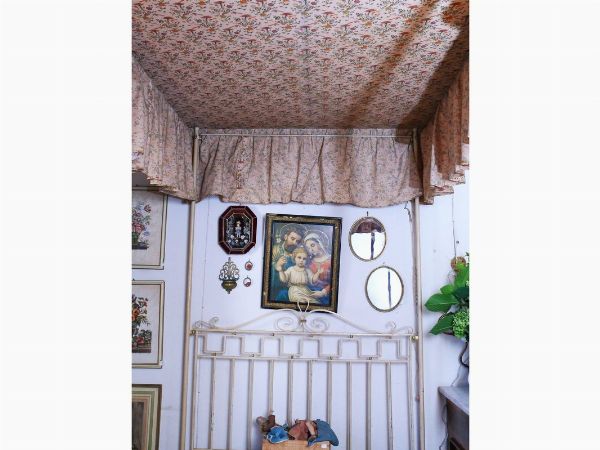 Lacquered wrought iron canopy bed  - Auction Furniture and Paintings from the Ancient Fattoria Franceschini, partly from Villa I Pitti - Digital Auctions