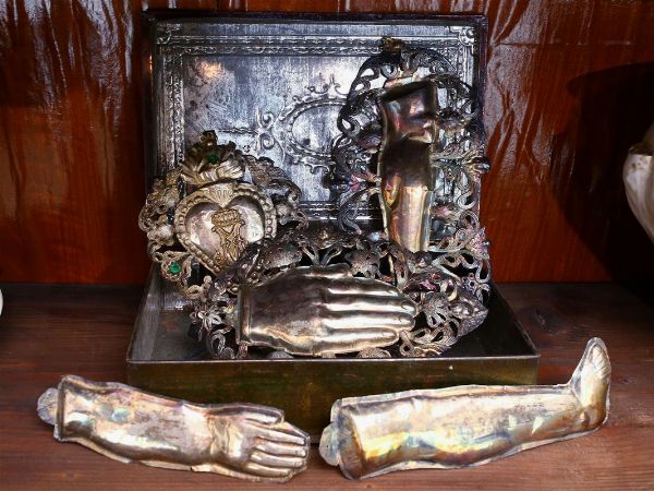 Lot of silver metal ex voto  - Auction Furniture and Paintings from the Ancient Fattoria Franceschini, partly from Villa I Pitti - Digital Auctions