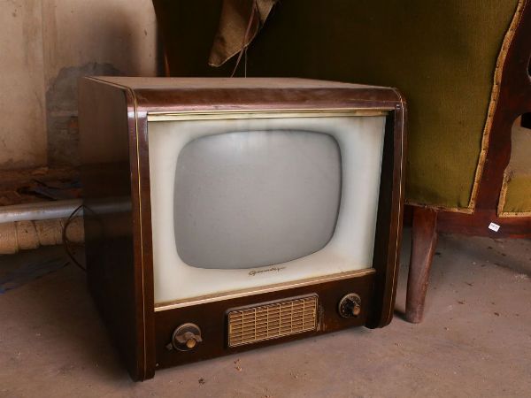 Vintage television  - Auction Furniture and Paintings from the Ancient Fattoria Franceschini, partly from Villa I Pitti - Digital Auctions