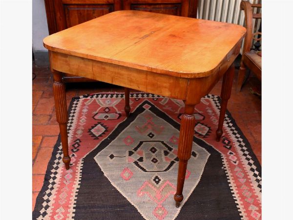 Blond walnut veneered table  - Auction Furniture and Paintings from the Ancient Fattoria Franceschini, partly from Villa I Pitti - Digital Auctions