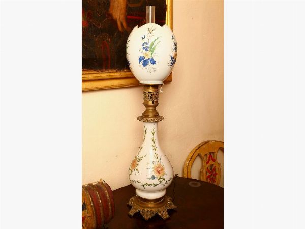 Opaline and metal petroleum lamp  - Auction Furniture and Paintings from the Ancient Fattoria Franceschini, partly from Villa I Pitti - Digital Auctions