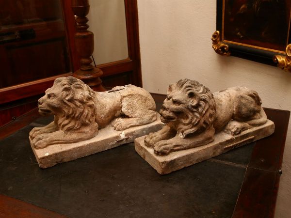 Pair of pietra serena lion sculptures  - Auction Furniture and Paintings from the Ancient Fattoria Franceschini, partly from Villa I Pitti - Digital Auctions