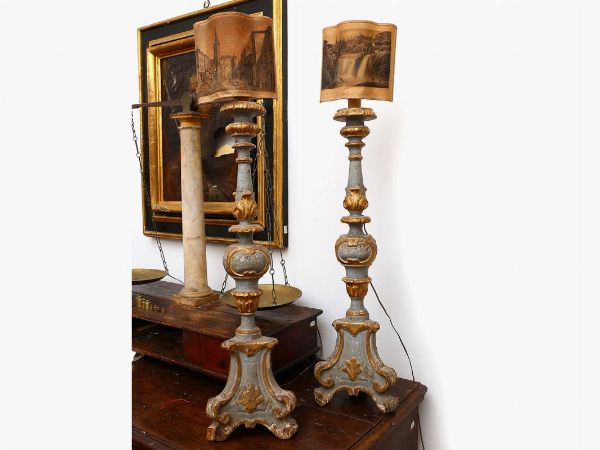 Pair of large giltwood and light blue lacquered torches  - Auction Furniture and Paintings from the Ancient Fattoria Franceschini, partly from Villa I Pitti - Digital Auctions