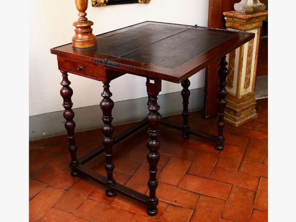 Walnut writing table  - Auction Furniture and Paintings from the Ancient Fattoria Franceschini, partly from Villa I Pitti - Digital Auctions