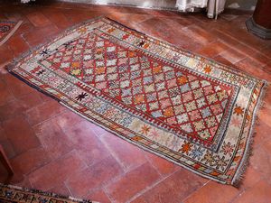 Due piccoli tappeti caucasici di vecchia manifattura  - Asta Arredi e Dipinti dall'antica Fattoria Franceschini, in parte provenienti da Villa I Pitti - Digital Auctions