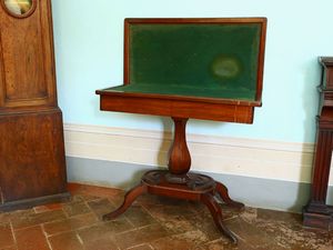 Walnut veneered game table  - Auction Furniture and Paintings from the Ancient Fattoria Franceschini, partly from Villa I Pitti - Digital Auctions